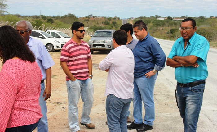 Alex da Piatã convida especialistas para verificarem o que está acontecendo com o asfalto da BA 120 que liga Riachão a Coité