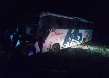 Ônibus da São Luiz tomba na BR 324 próximo a Vila Aparecida/Riachão do Jacuípe