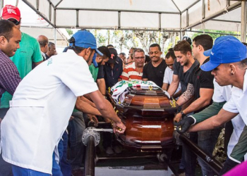 Despedida de vereador tem cortejo em carro do Corpo de Bombeiros e muita comoção