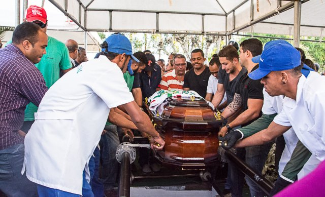 Despedida de vereador tem cortejo em carro do Corpo de Bombeiros e muita comoção