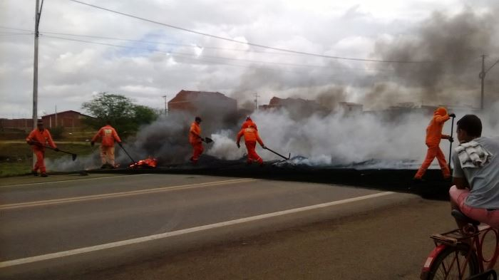 Paralisações de caminhoneiros foram registradas em oito estados, segundo a PRF