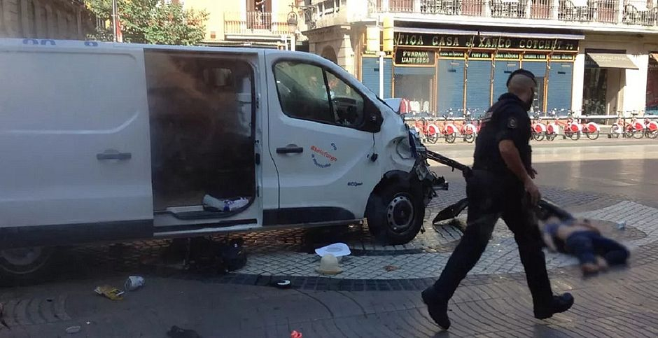 Atropelamento deixa mortos em Barcelona; polícia suspeita de terrorismo