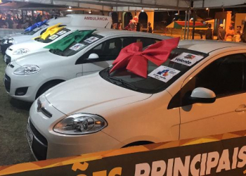 Prefeito de Valente entrega seis veículos no aniversário da cidade;  ambulância adquirida com recursos próprios