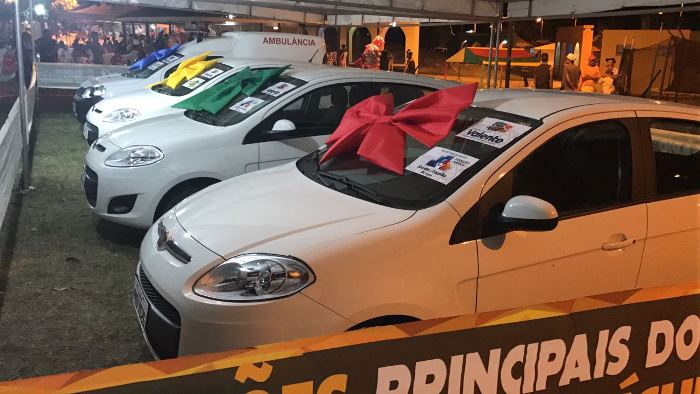 Prefeito de Valente entrega seis veículos no aniversário da cidade;  ambulância adquirida com recursos próprios