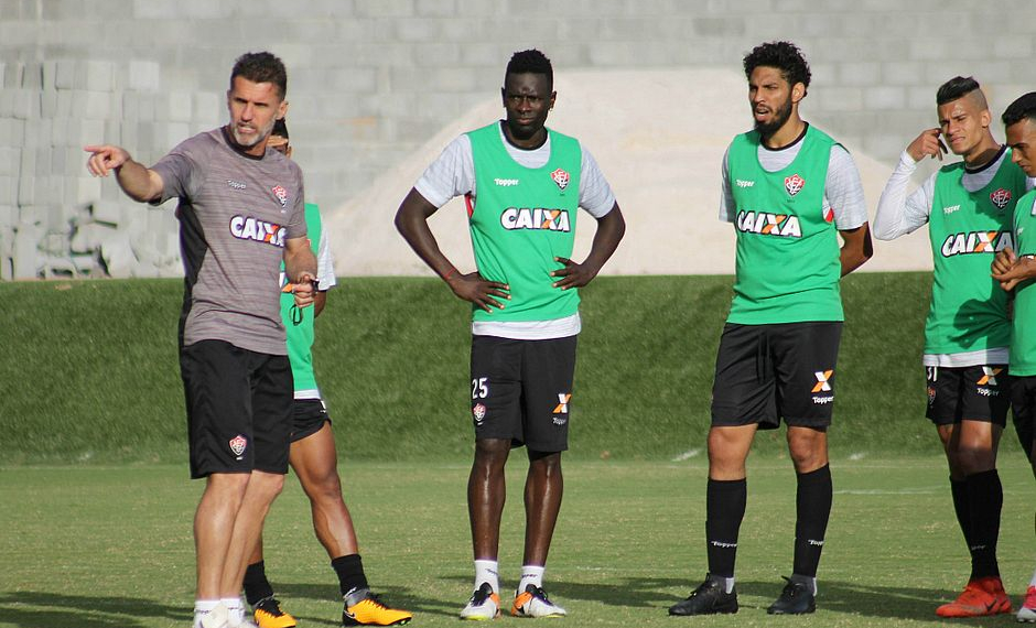 Com Mancini no comando, Vitória ainda não levou gol fora de casa