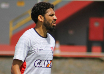 Wallace defende Vitória: ‘tem condição para vencer o Corinthians’