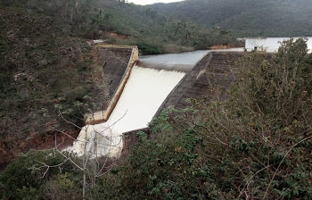 Barragem de Pindobaçu transborda e Embasa suspende racionamento de água em Jacobina, Caém e Saúde