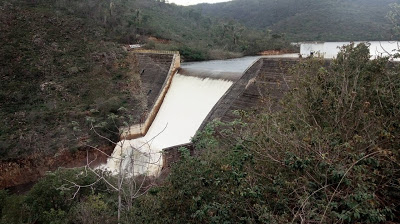 Barragem de Pindobaçu transborda e Embasa suspende racionamento de água em Jacobina, Caém e Saúde