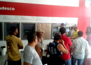 Coité – Correntistas do Bradesco ficaram revoltados com o atendimento nesta sexta-feira (29)