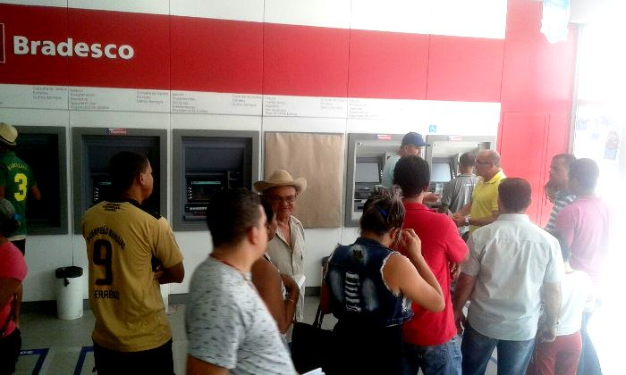 Coité – Correntistas do Bradesco ficaram revoltados com o atendimento nesta sexta-feira (29)