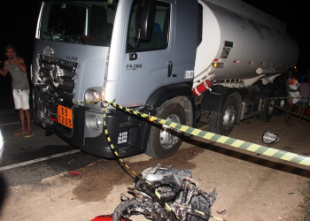 Colisão envolvendo moto e caminhão tanque deixa dois mortos na BA 120