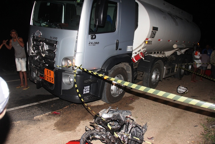 Colisão envolvendo moto e caminhão tanque deixa dois mortos na BA 120