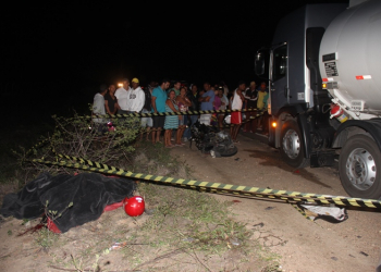 Colisão envolvendo moto e caminhão tanque deixa dois mortos na BA 120