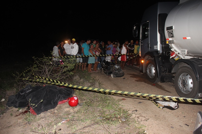 Colisão envolvendo moto e caminhão tanque deixa dois mortos na BA 120