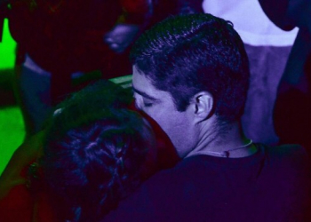 ACM Neto é flagrado aos beijos com ex-assistente de palco do Caldeirão no Rock in Rio