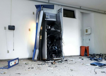 Bandidos explodem caixa eletrônico da Secretaria de Saúde de Feira de Santana