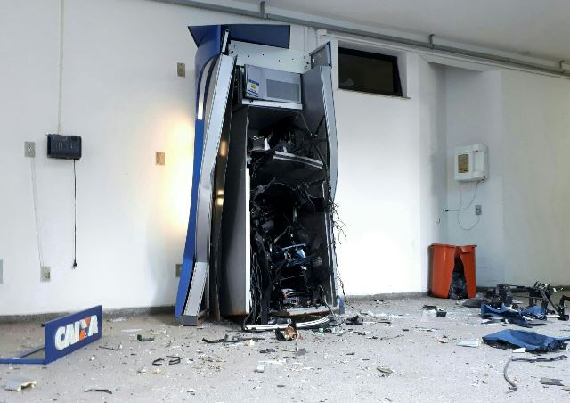 Bandidos explodem caixa eletrônico da Secretaria de Saúde de Feira de Santana