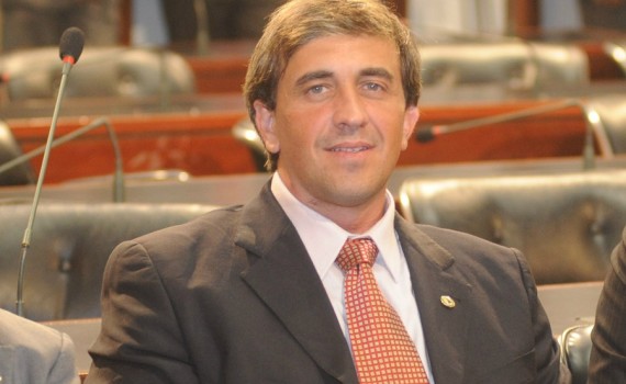 Deputado Alan Castro quer impedir inclusão do nome dos consumidores em cadastros restritivos de crédito por atraso em contas da Coelba e Embasa