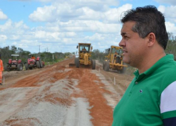 Deputado Alex da Piatã visita obras de recuperação das estradas no território do sisal