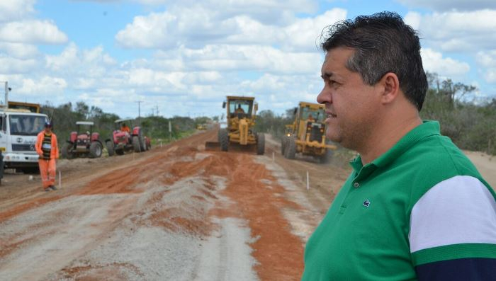 Deputado Alex da Piatã visita obras de recuperação das estradas no território do sisal
