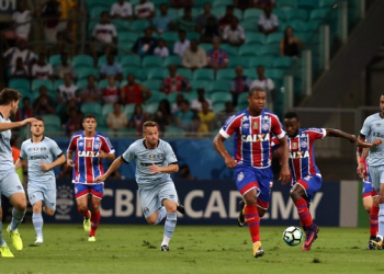 Com gol de pênalti polêmico aos 52 min do segundo tempo, Bahia vence o Grêmio e se afasta do Z4
