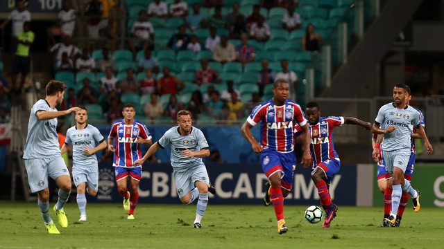 Com gol de pênalti polêmico aos 52 min do segundo tempo, Bahia vence o Grêmio e se afasta do Z4