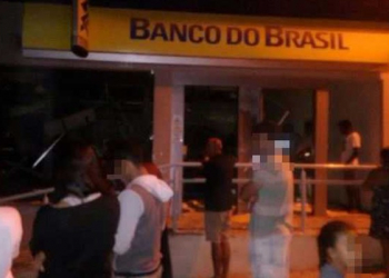 Bandidos explodem agências e fogem atirando em cidade no sudoeste da Bahia