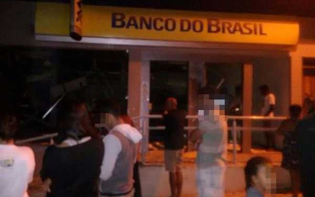 Bandidos explodem agências e fogem atirando em cidade no sudoeste da Bahia