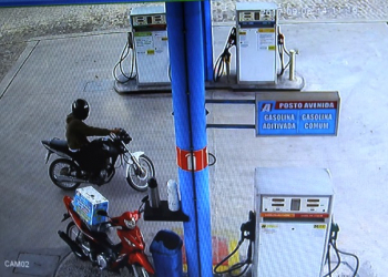 Homens armados assaltam posto de combustível no centro de Barrocas