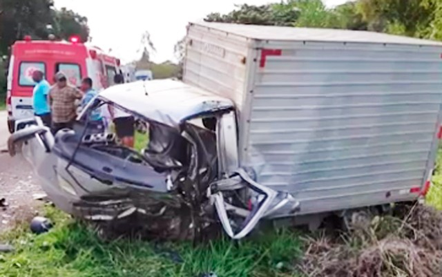 Motorista de caminhão-baú morre após batida frontal com carro na BR-415, no sul da Bahia