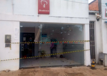 Homens armados explodem caixa eletrônico na Bahia e deixam explosivos dentro de banco
