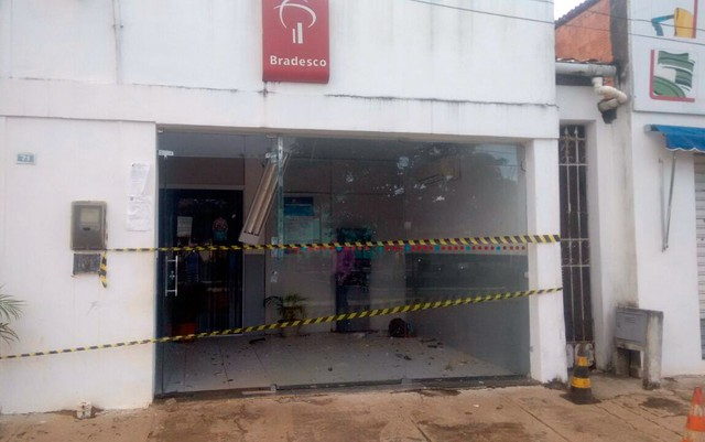 Homens armados explodem caixa eletrônico na Bahia e deixam explosivos dentro de banco