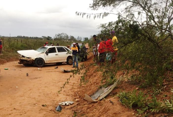Capotamento em estrada vicinal de Biritinga mata motorista e deixa carona ferido