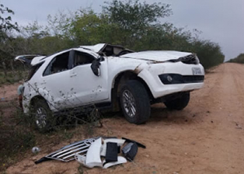 Várzea da Roça – Empresário capota Hilux em estrada vicinal; seu pai e outra pessoa também estavam no veículo