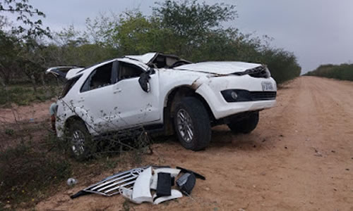 Várzea da Roça – Empresário capota Hilux em estrada vicinal; seu pai e outra pessoa também estavam no veículo
