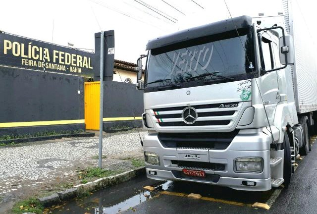 Carreta com placa de Coité é apreendida com 800 kg de maconha em Feira de Santana