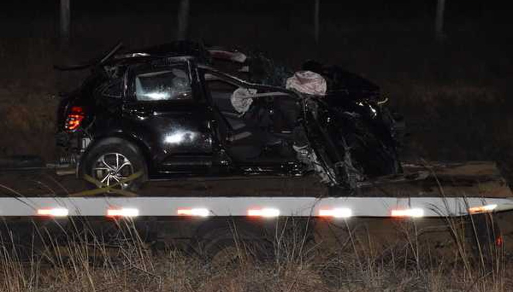 Mulher morre e dois ficam feridos em capotamento de carro na BA-262, sudoeste da Bahia