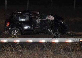 Mulher morre e dois ficam feridos em capotamento de carro na BA-262, sudoeste da Bahia