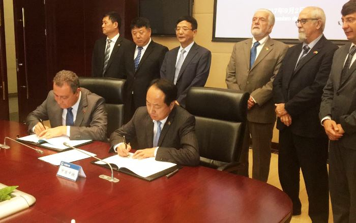 Rui assina acordo com empresa chinesa para viabilizar Ponte Salvador-Itaparica