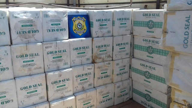 PRF apreende carreta com 6 milhões de cigarros contrabandeados do Paraguai