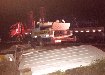 Colisão envolvendo van e caminhão deixa motoristas feridos, um em estado grave