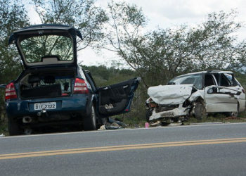 Idosa morre e outras cinco pessoas ficam feridas em colisão na BR 324; um dos carros tem placa de Coité