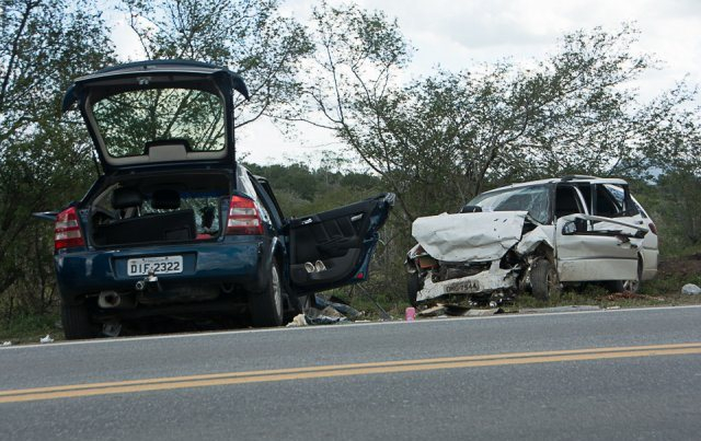 Idosa morre e outras cinco pessoas ficam feridas em colisão na BR 324; um dos carros tem placa de Coité