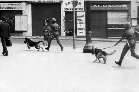 43% dos brasileiros defendem a volta da intervenção militar, diz pesquisa