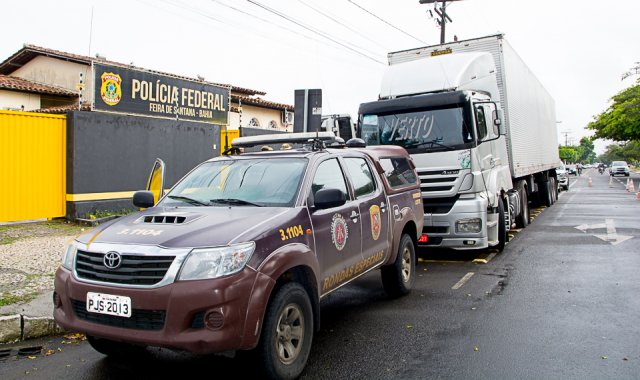 Motorista de carreta com placa de Coité apreendida com mais de 800 kg de maconha disse que receberia R$ 15 mil pelo transporte da droga