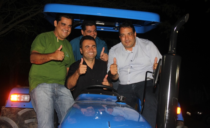 Barrocas – Deputado Alan Sanches participa da entrega de trator em Lagoa da Cruz