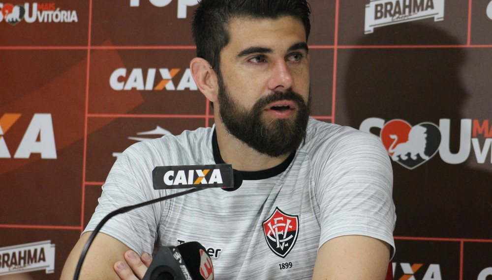 Com dor no pé, Fernando Miguel é vetado e desfalca o Vitória contra o Atlético-MG