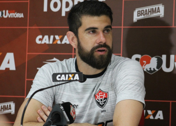 Com dor no pé, Fernando Miguel é vetado e desfalca o Vitória contra o Atlético-MG