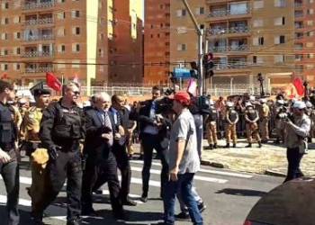 Lula chega à sede da Polícia Federal em Curitiba para prestar depoimento a Moro