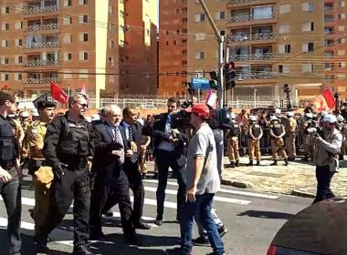 Lula chega à sede da Polícia Federal em Curitiba para prestar depoimento a Moro